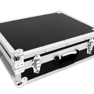 Estojo rígido preto com cantos e bordas metálicas