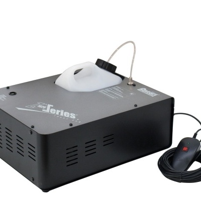 Máquina de fumaça preta com pega branca e cabo com botão