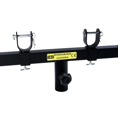 Suporte metálico preto com fixações ajustáveis e etiqueta amarela sobre fundo branco