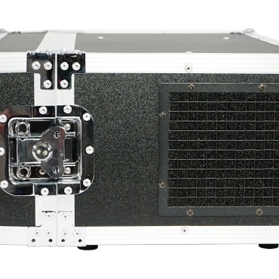 Caixa rígida preta com laterais metálicas prateadas, grelha quadrada e fechadura robusta