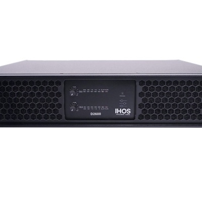 Amplificador de potência IHOS D2500 preto com visor digital e painel ventilado.