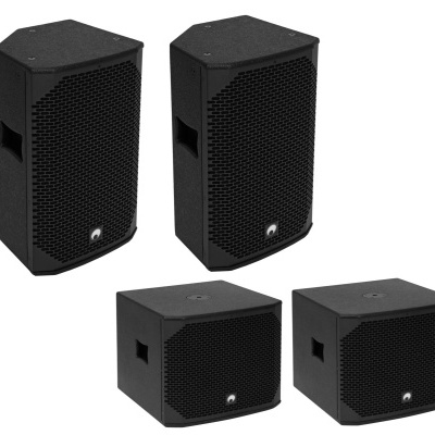 Conjunto de quatro colunas de som pretas com grelha hexagonal e logo branco