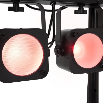 Dois refletores quadrados pretos com luz rosa montados em suporte preto