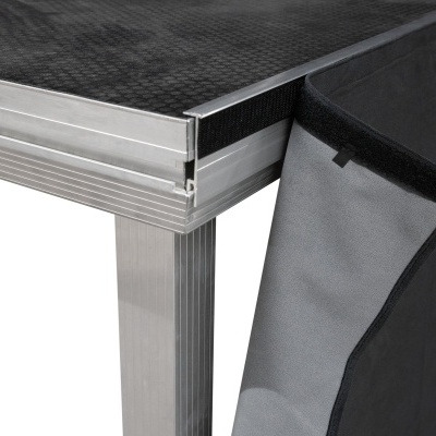 Mesa com estrutura de alumínio e tampo preto texturizado com painel lateral de tecido cinzento com velcro