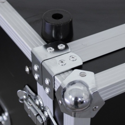 Mala preta com cantos de metal e protetor de borracha