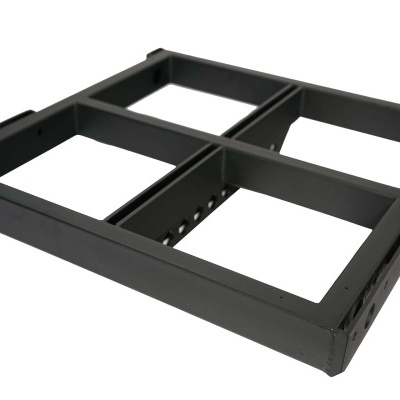 Estrutura metálica preta com quatro compartimentos quadrados