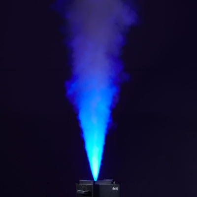 Máquina preta a produzir névoa azul