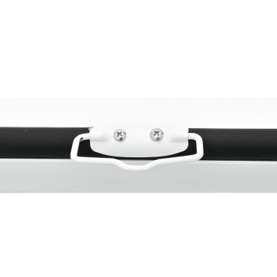 Barra preta com suporte metálico branco fixada