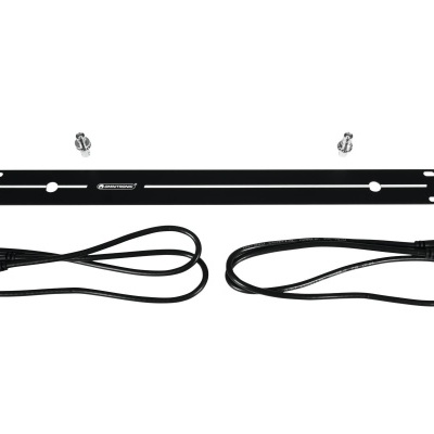 Peças de montagem incluindo barra metálica preta, parafusos e cabos com conectores