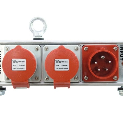 Bloco de tomadas elétricas metálico com duas tomadas vermelhas e ficha de entrada vermelha