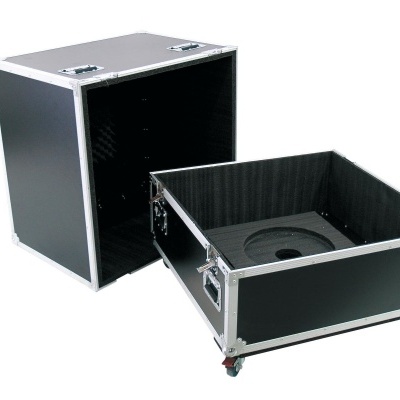 Caixas rígidas pretas com acabamento metálico e rodas, uma aberta com espuma interior