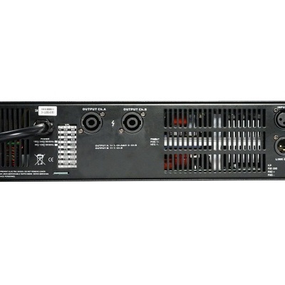 Amplificador de áudio profissional preto com conectores XLR e várias entradas e saídas