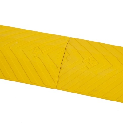 Limitador de velocidade amarelo em plástico com padrão linhas em chevron