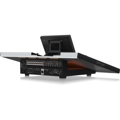 Consola de mistura áudio Behringer preta com ecrã e múltiplas entradas