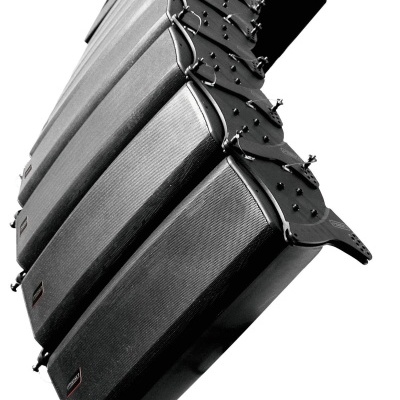 Caixas pretas de madeira para dominó com textura e detalhes metálicos