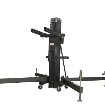 suporte metálico preto com braços extensíveis e base com rodas