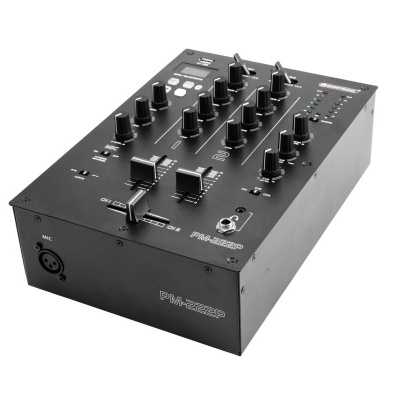 Mixeur para DJ preto com botões e sliders em fundo branco