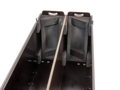 Mala rígida preta com divisórias de espuma e fechos metálicos