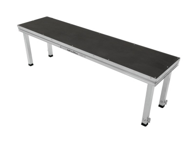 Banco comprido preto com estrutura metálica prateada