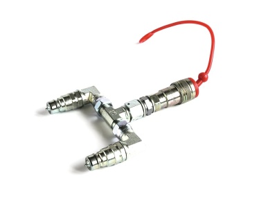 Conector metálico em forma de T com cabo vermelho