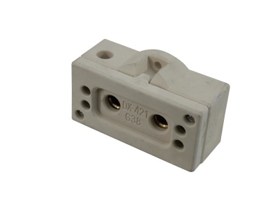 Conector elétrico retangular branco com texto DX 421 628