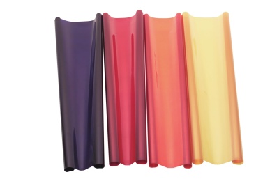 Quatro bagueteiras plásticas coloridas alinhadas