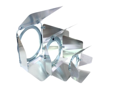 Três refletores profissionais de metal com abas para controlar luz