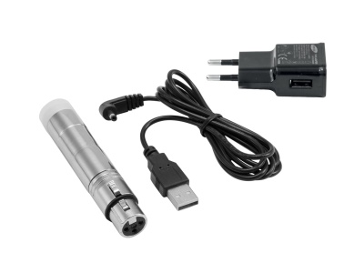 Carregador, cabo USB e dispositivo metálico cilíndrico prateado em fundo branco