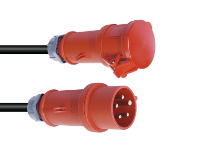 Ficha e tomada industriais vermelhas com cinco pinos em fundo branco