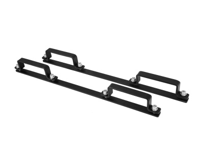 Peças de metal pretas com pegas retangulares em fundo branco