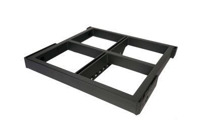 Estrutura metálica preta com quatro compartimentos quadrados em fundo branco