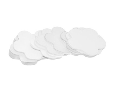 Esponjas de maquilhagem em forma de flor brancas empilhadas