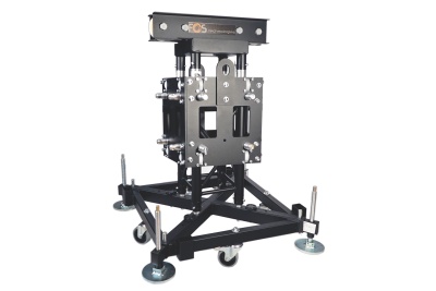 Estrutura metálica preta com rodas, parafusos e texto eCOS