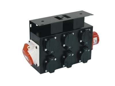 Carregador elétrico preto com diversas tomadas e conectores