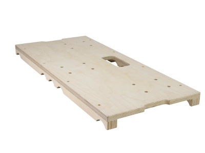 placa de madeira clara com furos e recorte para transporte