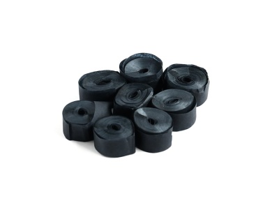 Rolos pretos de fita isolante sobre fundo branco