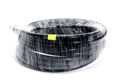 Mangueira preta enrolada embalada em filme plástico transparente.