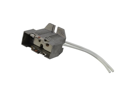 Conector elétrico metálico cinza com fios brancos