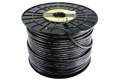 Rolo preto de cabo elétrico com etiqueta amarela e branca num fundo branco