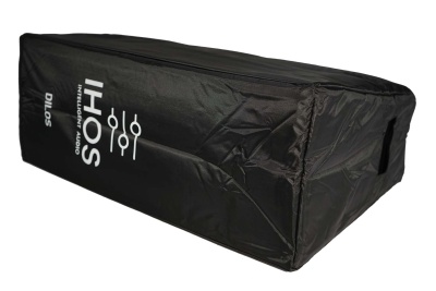 Capa de transporte preta com texto e símbolos brancos