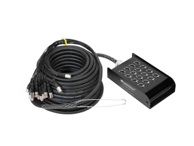 Conjunto de cabos de áudio XLR pretos com caixa preta de distribuição em fundo branco