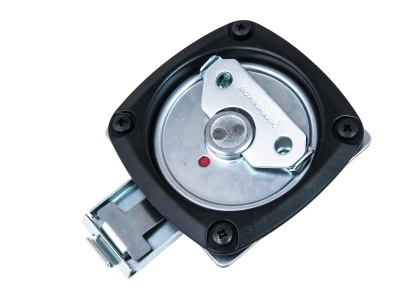 Fecho de porta metálico preto e prateado com ponto vermelho.