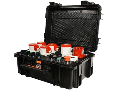 Mala preta de plástico rígido com conectores elétricos vermelhos e brancos e botões