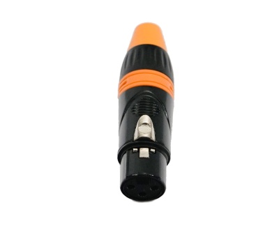 Conector XLR preto com detalhes laranja sobre fundo branco.