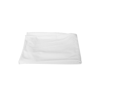 Toalha branca dobrada com textura lisa sobre fundo branco