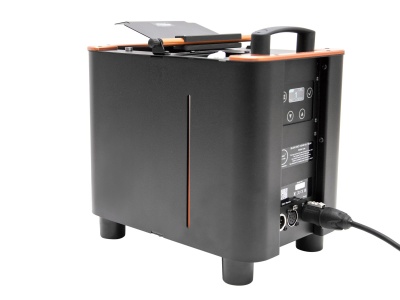 máquina preta com detalhes laranja compacta com visor digital