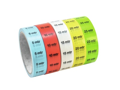 Cinco rolos de fita adesiva colorida com medidas impressas