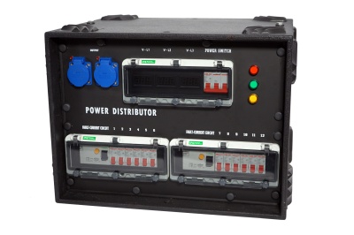Quadro elétrico preto com tomadas azuis, interruptores, luzes e texto POWER DISTRIBUTOR