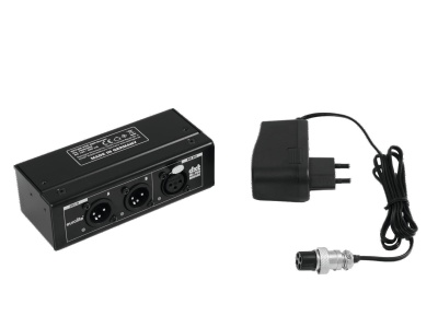 Divisor de sinal preto com três conectores XLR e carregador preto com cabo e ficha europeia