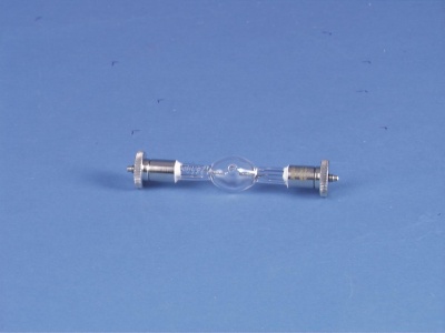 Lâmpada halógena de vidro com terminais metálicos sobre fundo azul